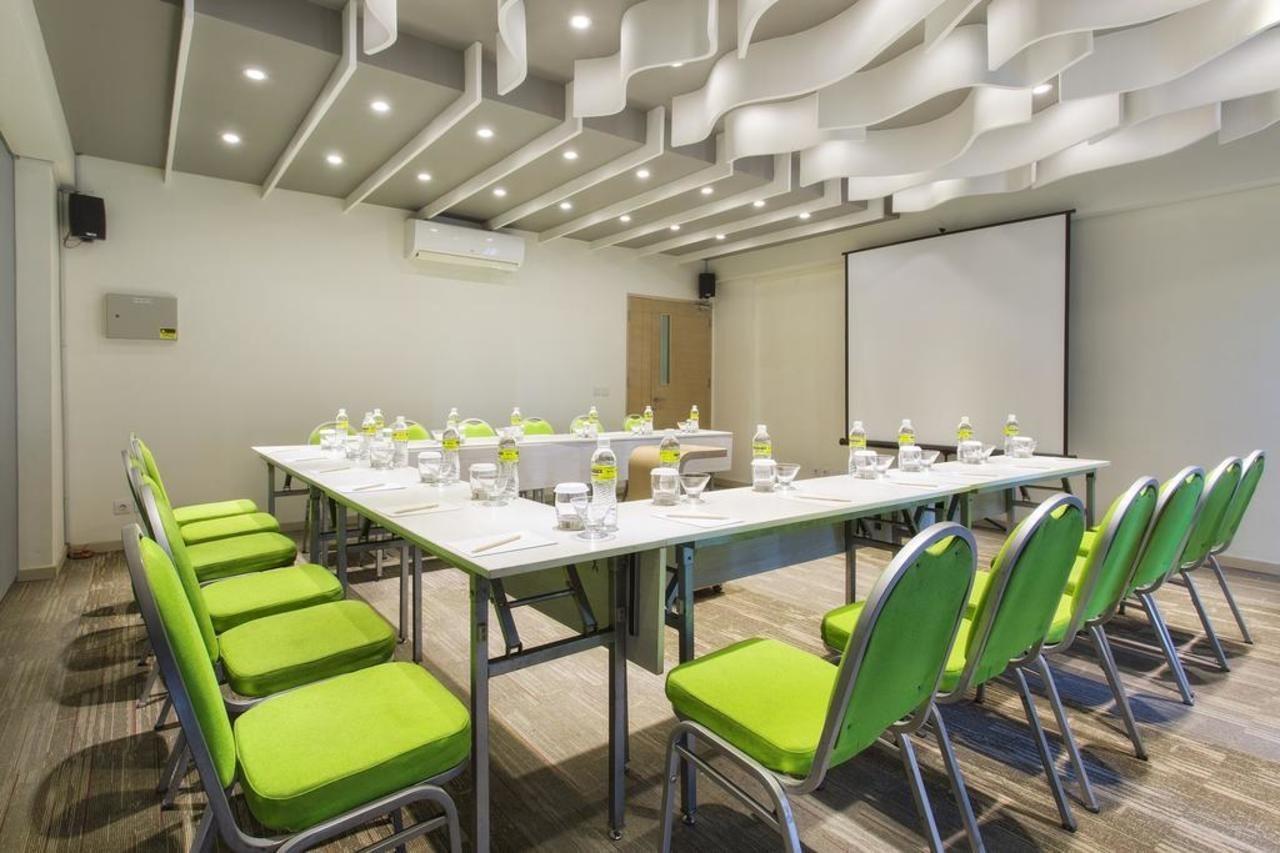 Maxonehotels At Bukit Jimbaran Exterior photo